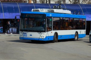 Kablosuz toplu taşıma tramvayı. Metin veya yazıtlar için kopyalama alanı olan bir arkaplan. İllüstrasyon başyazısı. 21 Nisan 2021 Balti Moldova.