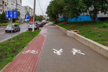 Şehir ortamında kaldırımlar. Metin veya yazıtlar için kopyalama alanı olan bir arkaplan. İllüstrasyon başyazısı. 14 Haziran 2021 Balti Moldova.