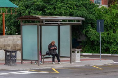 Toplu taşıma durağı. İllüstrasyon başyazısı. 14 Haziran 2021 Balti Moldova. Metin için kopyalama alanı olan arkaplan.