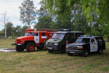Polis, ambulans ve itfaiye. Askeri tatbikatlar. 14 Temmuz 2020 Balti Moldova. İllüstrasyon Editörü