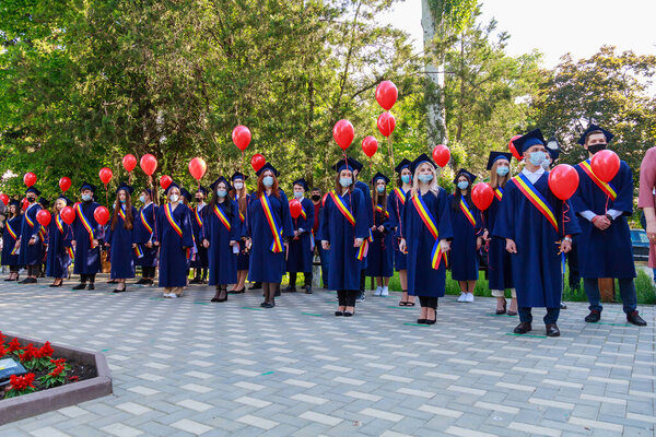 Выпускники на выпускном. Белцы, Молдова 31 мая 2021 года. Только редакционное использование.