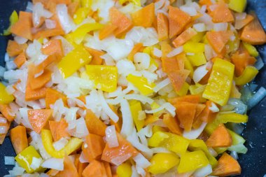 Tavada sebze kızartmak. Metin için kopyalama alanı olan soyut mutfak arkaplanı.