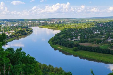 Geniş nehir. Metin veya harfler için kopya alanı olan Doğu Avrupa arka planı. Balık tutmak ve rafting yapmak için ideal. Bir turistin gözlerinden bak.