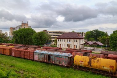 Demiryolu. Metin veya yazıtlar için kopyalama alanı olan bir arkaplan. İllüstrasyon başyazısı. 28 Mayıs 2021 Balti Moldova.