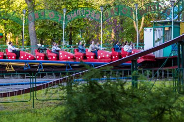 Central City parkında insanlar atlıkarıncalara biniyor. 9 Mayıs 2021 Balti Moldova. İllüstrasyon Editörü