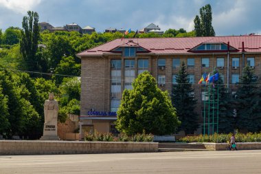 Şehir mimarisinin genel görünümü merkezde. İllüstrasyon başyazısı. 12 Haziran 2021 Soroca Moldova. Kopyalama alanı olan arkaplan