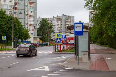 Toplu taşıma durağı. İllüstrasyon başyazısı. 14 Haziran 2021 Balti Moldova. Metin için kopyalama alanı olan arkaplan.