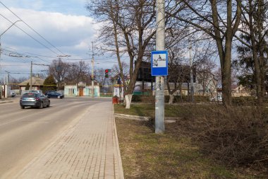 22 Mart 2021 Balti, Moldova Drive kafe reklamı Avrupa yol işaretlerini taklit ediyor. Geçmişi. İllüstrasyon Editörü.