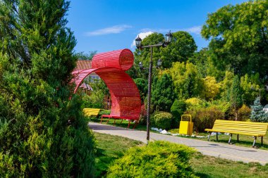 Çok güzel ve bakımlı bir şehir Central Park 'ı. Kamu alanlarının iyileştirilmesi ve yeşillendirilmesi. Şehirde ve kentsel çevrede rahatlık için manzara. Metin veya yazıtlar için kopyalama alanı olan arkaplan.