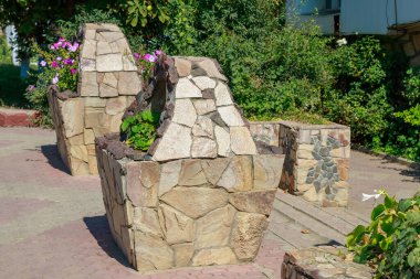 Çok güzel ve bakımlı bir şehir Central Park 'ı. Kamu alanlarının iyileştirilmesi ve yeşillendirilmesi. Şehirde ve kentsel çevrede rahatlık için manzara. Metin veya yazıtlar için kopyalama alanı olan arkaplan.