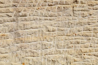 Taşın pürüzlü, yontulmuş yüzeyi. Metin veya harf için kopyalama alanı olan arkaplan