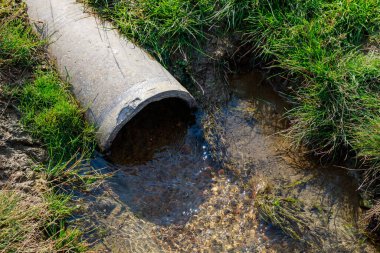 Saflaştırılmış suyla drenaj borusu. Atık atık. Metin veya harf için kopyalama alanı olan arkaplan