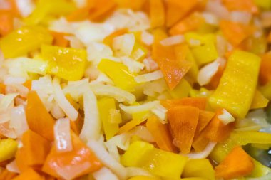 Tavada sebze kızartmak. Metin için kopyalama alanı olan soyut mutfak arkaplanı.