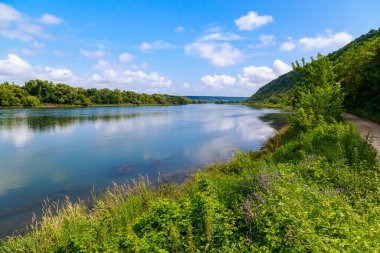 Geniş nehir. Metin veya harfler için kopya alanı olan Doğu Avrupa arka planı. Balık tutmak ve rafting yapmak için ideal. Bir turistin gözlerinden bak.