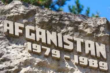 Romence bir Afgan dağı veya kayasına kazınmış bir yazı: AFGANISTAN 1979-1989. Arkaplan