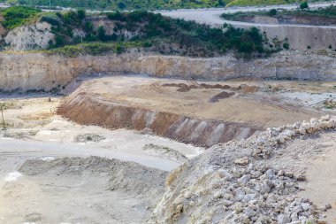 Taşın çıkarılması için devasa bir taş ocağı işletiliyor. Doğal kireç taşı. Metin için kopyalama alanı olan arkaplan