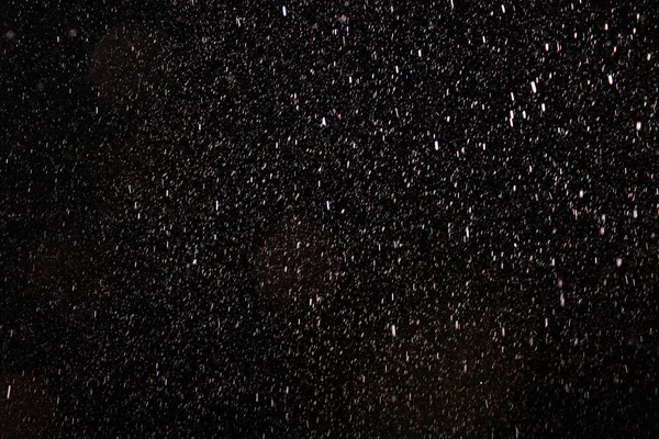 黒い背景に雨が降る 暗闇の中で雨 編集用のグラフィックリソースまたはテンプレート レタッチのためのブランク — ストック写真