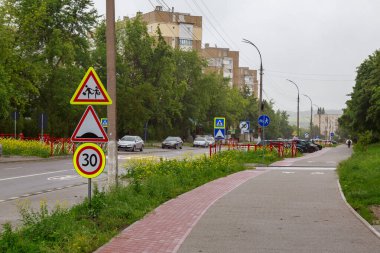 Şehir ortamında kaldırımlar. Metin veya yazıtlar için kopyalama alanı olan bir arkaplan. İllüstrasyon başyazısı. 14 Haziran 2021 Balti Moldova.