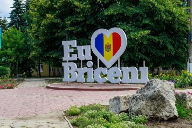 Moldova bayrağı taşıyan kalp ve Briceni 'yi sevdiğim metin. Moldova 'ya hoş geldiniz. İllüstrasyon başyazısı. 24 Temmuz 2021 Briceni Moldova.