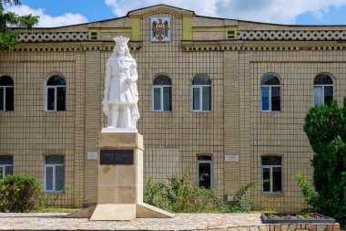 Stefan cel Mare anıtı. Metin veya yazıtlar için kopyalama alanı olan bir arkaplan. İllüstrasyon başyazısı. 24 Temmuz 2021 Edinet Moldova.