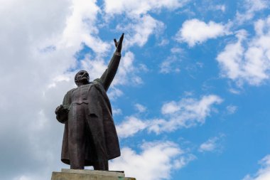 Lenin anıtı. Metin veya yazıtlar için kopyalama alanı olan bir arkaplan. İllüstrasyon başyazısı. 24 Temmuz 2021 Lipcani Moldova.