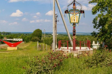 Sütun, şehrin girişinin bir göstergesi. İllüstrasyon başyazısı. 28 Haziran 2021 Rud Moldova. Arkaplan