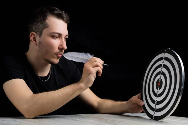 Uomo Mano Con Una Piuma Oca Una Borsa Dardo Simbolo — Foto Stock