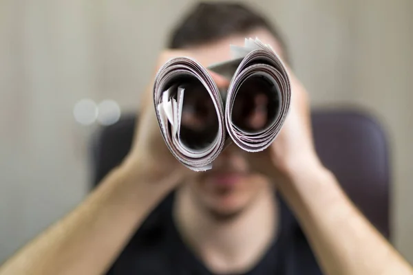 Hombre Sosteniendo Dos Periódicos Retorcidos Metáfora Alegoría Con Binoculares Enfoque — Foto de Stock