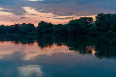 Nehirde gün batımı ya da gün doğumu. Metin veya harf için kopyalama alanı olan doğa arkaplanı.