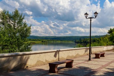 Nehrin seddi. Şehir ve doğa, metin veya harf için kopyalama alanı olan arkaplan.