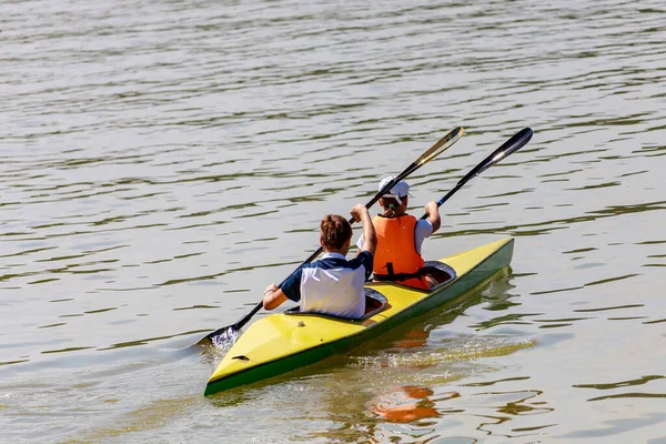 Two Girls Oars Rowing Synchronously Kayak River Background Copy Space — Stock Photo, Image