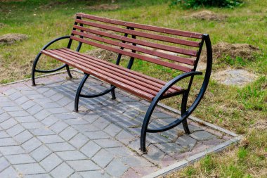 Şehir parkında boş bir bank. Metin veya harf için kopyalama alanı olan arkaplan.