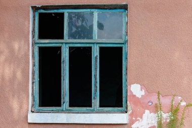 Terk edilmiş eski bir kır evinin elementi. Kaybolan köyler. Metin veya yazıtlar için kopyalama alanı olan arkaplan.