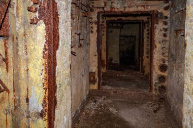 Terk edilmiş nükleer karşıtı bir askeri sığınağın içi. Ürkütücü bir yer, kıyamet sonrası geçmiş.