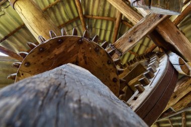 Ahşap dişliler eski model terk edilmiş yel değirmeni. Eski bir un değirmeni. Metin veya yazıtlar için kopyalama alanı olan arkaplan