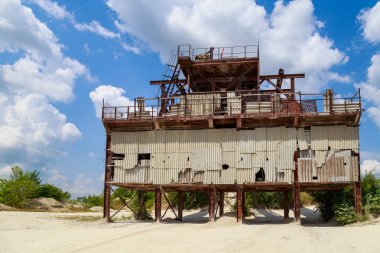 Endüstriyel ölçekte kireçtaşı üretimi için eski bir taş ocağı. Doğal taş. Metin için kopyalama alanı olan arkaplan