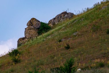 Vahşi tepe ve kayalık doğa. Metin veya harf için kopyalama alanı olan Doğu Avrupa arkaplanı