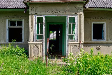 Terk edilmiş eski bir kır evinin elementi. Kaybolan köyler. Metin veya yazıtlar için kopyalama alanı olan arkaplan.