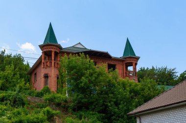 Bitmemiş ve terk edilmiş çingene evleri. Şehir Mimarisi. Metin için kopyalama alanı olan arkaplan.