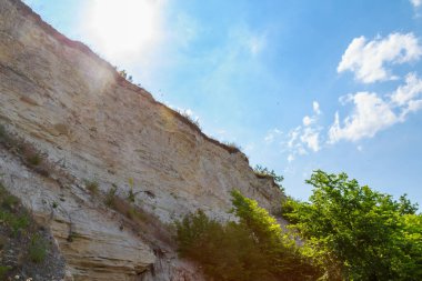 Vahşi doğadaki kireçtaşı dağı. Doğal taşla kaplı güzel bir manzara. Antik Sarmatya Denizi 'nin dibinde.
