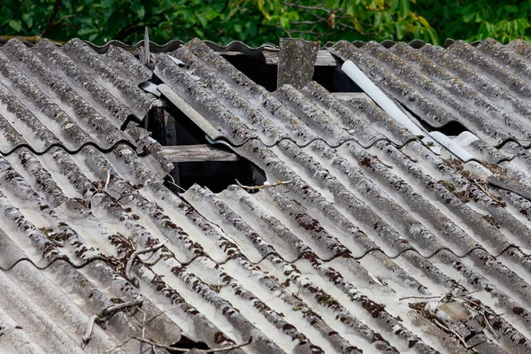 Arruinado Techo Pizarra Superficie Áspera Texturizada Fondo Para Recurso Blanco — Foto de Stock