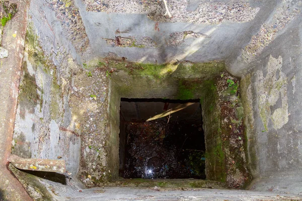 Elárasztott Álcázott Titkos Katonai Bunker Elhagyott Óvóhely Háttér — Stock Fotó