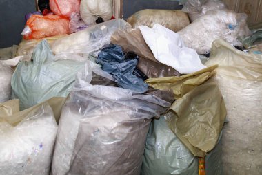 Geri dönüşüm için plastik ve polietilen ayırdım. Fabrika çöp deposunun arka planı. Çevre ekolojisi kavramı.