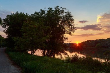 Nehirde gün batımı ya da gün doğumu. Metin veya harf için kopyalama alanı olan doğa arkaplanı.