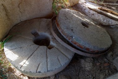 Taş değirmen taşları antika, terk edilmiş yel değirmeni. Eski bir un değirmeni. Metin veya yazıtlar için kopyalama alanı olan arkaplan
