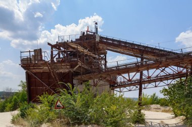Endüstriyel ölçekte kireçtaşı üretimi için eski bir taş ocağı. Doğal taş. Metin için kopyalama alanı olan arkaplan