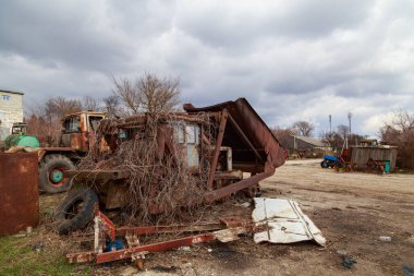 Tarım endüstrisi sektöründe yıkım ve düşüş. Paslı tarım makinelerinin mezarlığı. Sanayi bölgesi. Arkaplan