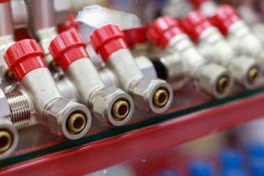 Tesisat ve kazan dairesindeki eşyalar deposunda. Seçici odaklı arkaplan ve metin veya harf için boşluk kopyala.