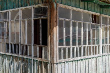 Terk edilmiş eski bir kır evinin elementi. Kaybolan köyler. Metin veya yazıtlar için kopyalama alanı olan arkaplan.