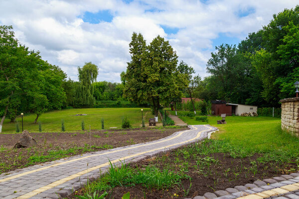 Пешеходная дорожка из тротуарной плиты. Фон с местом для копирования текста или надписей.